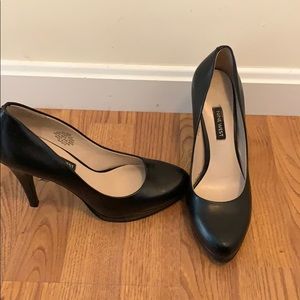 Black pumps